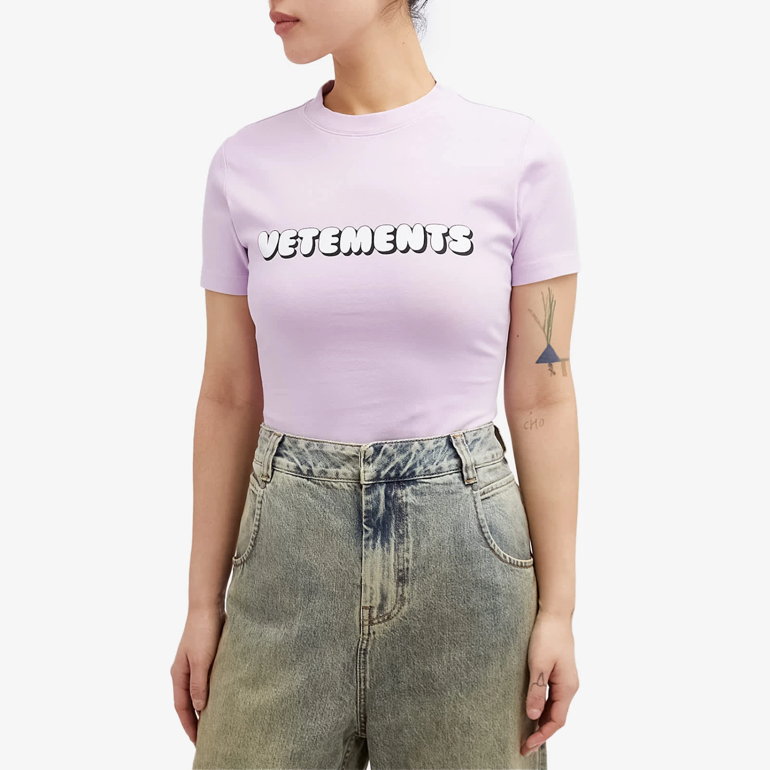 VETEMENTS Bubble Gum Logo Fitted T-Shirt 2 VETEMENTS Bubble Gum Logo Fitted T-Shirt - Image 2